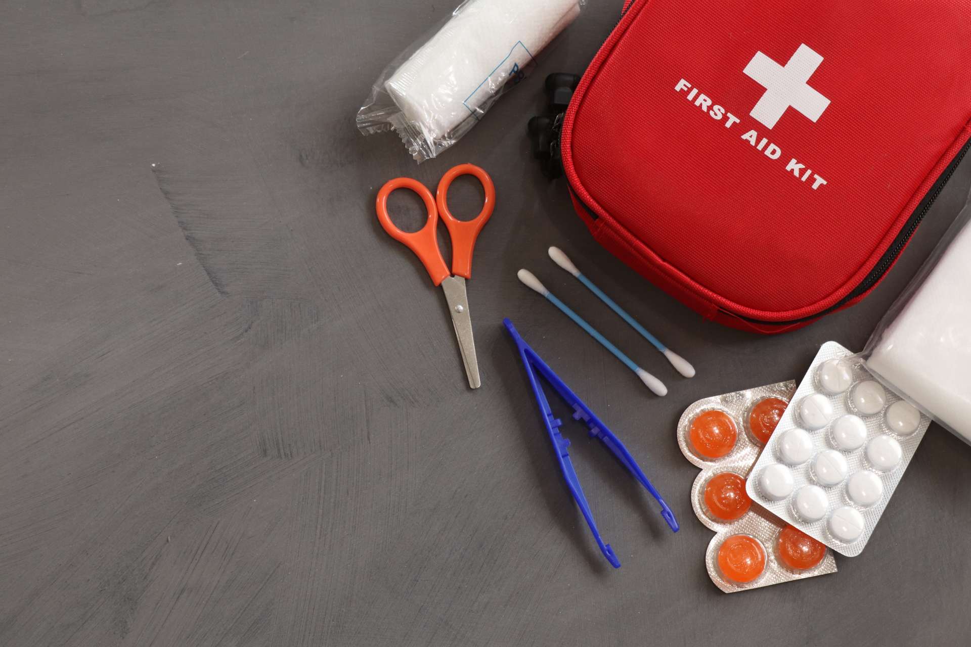 Avec une trousse de premiers secours, vous êtes paré à toutes les éventualités Avec une trousse de premiers secours, vous êtes paré à toutes les éventualités
