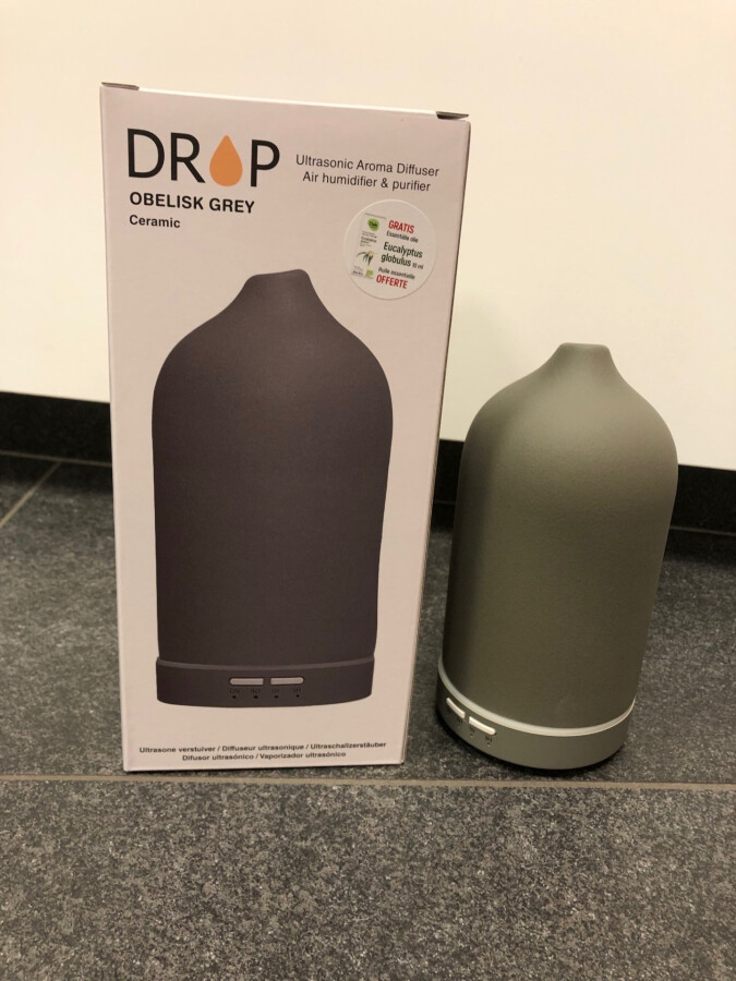 Drop ultrasone verstuiver Obelisk grijs + flesje eucalyptus ess gratis