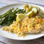 Krokante knoflookkipfilet met sperziebonen en citroenpartje