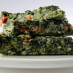 Drie spinazie brownies met mozzarella, paprika en ui.