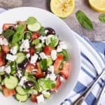 Portie traditionele Griekse salade met komkommer, tomaat en feta.