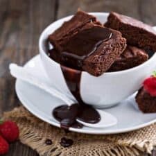 Heerlijke koolhydraatarme brownies met frisse aardbeien.