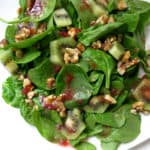 Spinazie salade met kiwi, aardbei, jam en walnoten.