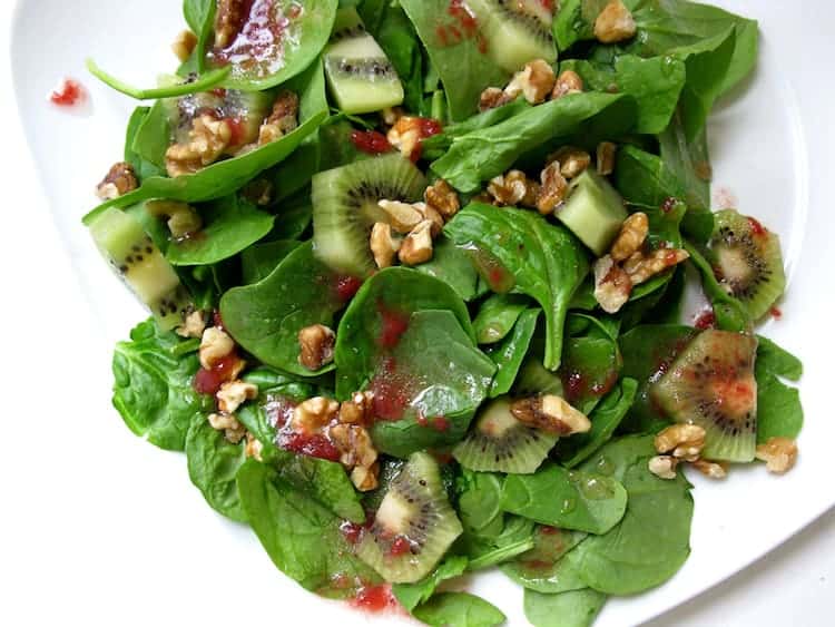 Spinaziesalade met kiwi en aardbei