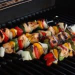 Kipspiesjes gemarineerd in chili-limoen marinade met ui, paprika gegrild op de barbecue.