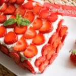 Koolhydraatarme aardbeiencake met slagroom en aardbeien.