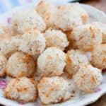Bord met koolhydraatarme kokosmakronen gemaakt van eiwitten en geraspte kokos.