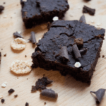 Heerlijke brownies gemaakt van zwarte bonen, dadels, chocolade en amandelmeel!