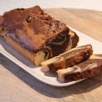 Een cake met gestreept vanille en cacao uiterlijk.