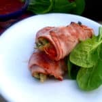 Bord met twee porties paleo ontbijt burrito's gevuld met roerei, paprika en ui.