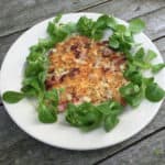Heerlijke koolhydraatarme rosti gemaakt van knolselderij, Parmezaanse kaas en bacon.