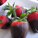 Frisse aardbeien gedoopt in pure chocolade.