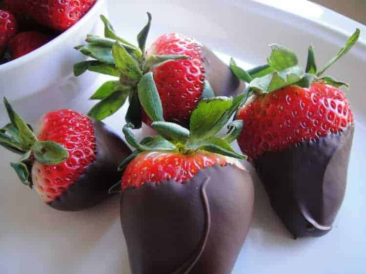 Aardbeien gedoopt in chocolade
