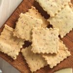 Portie koolhydraatarme amandel crackers.
