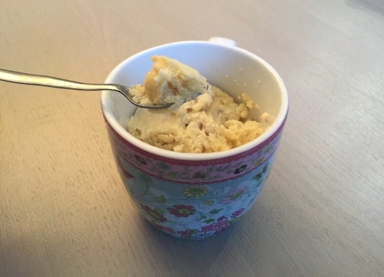 Appelcake in een mok