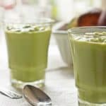 Een glas avocado en groene thee powershake.