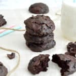 Avocado chocolade koekjes met een glas melk.