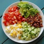 Heerlijke low-carb salade met bacon, ei, avocado en tomaat.