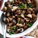 Ovenschaal met balsamico champignons en platte peterselie.