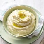 Bloemkoolpuree met als garnering zwarte peper en een beetje olijfolie.