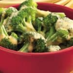 Portie gekookte broccoli met gesmolten kaas.