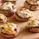 Champignon hoedjes gevuld met cheddar en bacon.