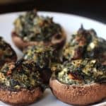 Bord met champignons gevuld met spinazievulling.