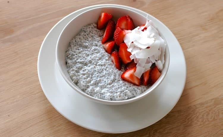 Chia pudding met kokos en aardbeien