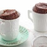 Twee mokken gevuld met een heerlijke smeuïge koolhydraatarme chocoladecakes.