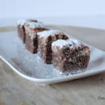 Heerlijke koolhydraatarme chocolade kokos cake gemaakt van amandelmeel, cacaopoeder en kokos!