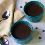 Twee kommetjes gevuld met een heerlijke pudding met chocolade-kokossmaak.