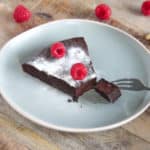 Puntje koolhydraatarme chocolade taart gegarneerd met verse frambozen en Steviala frost.