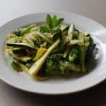 Heerlijke zelfgemaakte courgette pasta met broccoli, pesto en geraspte Parmezaanse kaas.