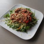 Een bord courgette spaghetti met bolognesesaus!,