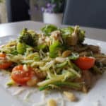 Heerlijke courgette spaghetti met kipblokjes, cherrytomaten en pesto!
