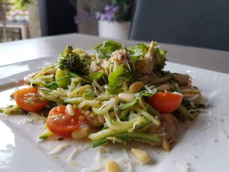 Courgetti met kip en pesto