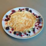 Eiwitrijke pannenkoeken met vers fruit.
