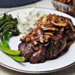 Heerlijk stukje entrecote met champignons, bloemkoolpuree en groente.