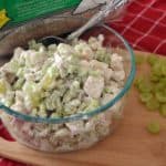 Heerlijke salade met gekookte kip, druiven en mayonaise.