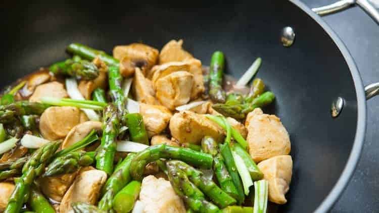 Gebakken kipfilet, asperges en champignons