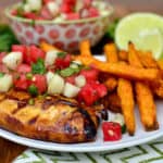 Gegrilde limoen kip met een salsa van watermeloen en limoen.