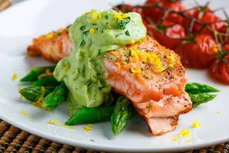 Gegrilde zalm met avocadosaus