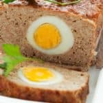 Heerlijk gehaktbrood gevuld met gekookt ei.