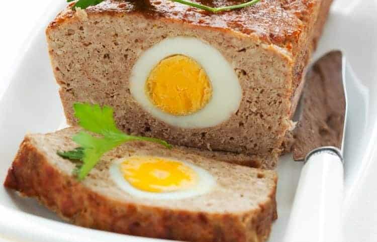 Gehaktbrood gevuld met ei