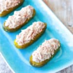 Bordje augurken gehalveerd en gevuld met tonijn en mayonaise.