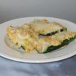 Courgette helften gevuld met tonijn, wortel, ui en geitenkaas.