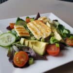 Heerlijke salade gemaakt van halloumi, komkommer en avocado.