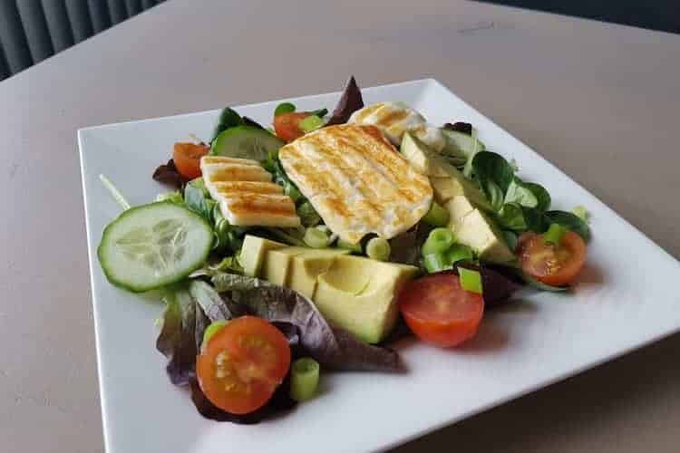 Griekse salade van gegrilde halloumi
