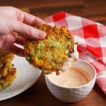 Heerlijke pannenkoekjes gemaakt van mais en courgette.