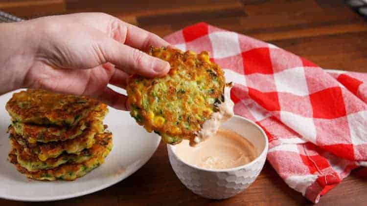 Hartige courgette en mais pannenkoekjes